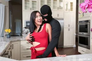 [91 Ông Trần] JK tiểu loli quá ngây thơ, cô ta tự nhận mình hiểu biết, một chiếc khăn trắng phủ lên người, một cái dương vật dài to thô bạo xuất ra, khiến cô ta hối hận khi làm công việc này...