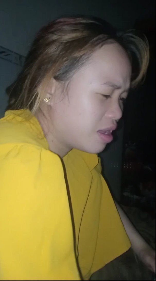 Con đĩ nhỏ của anh trai tôi, tất hổ trắng không lông, giày cao gót, dây đai bụng gợi cảm, quan hệ với cậu bé giao hàng, cho cậu ta một cú footjob và liếm bi của cậu ta, thật đĩ thõa, để cậu bé ra vào và hét lên